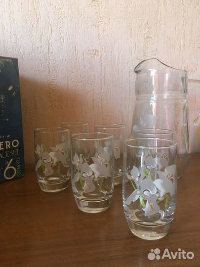 Стаканы и кувшин