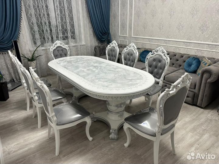 Стол со стульями