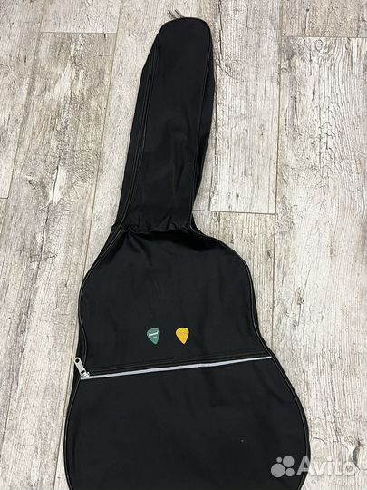 Гитара с чехлом
