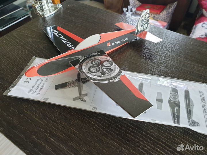 Модель самолета часовой марки Hamilton