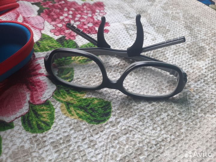 Очки детские для зрения и футляр для них