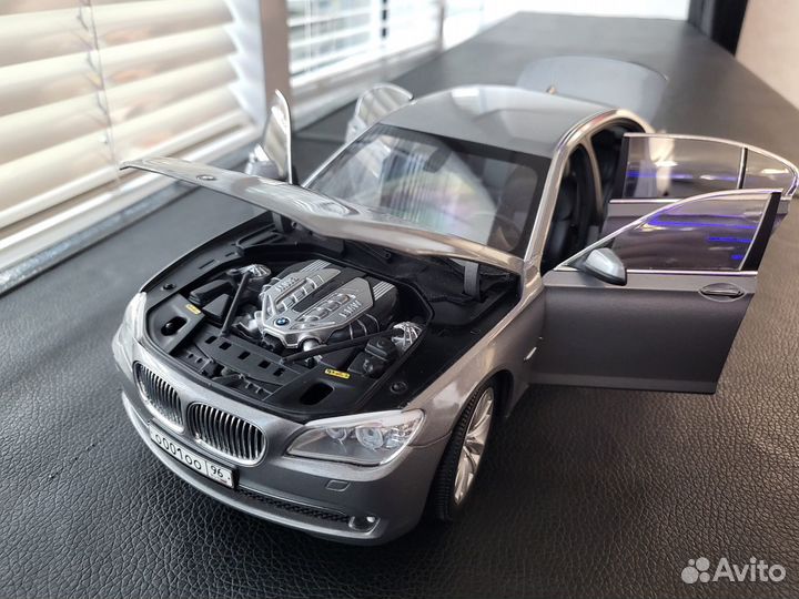 Коллекционная модель BMW 7 F02 Kyosho 1/18