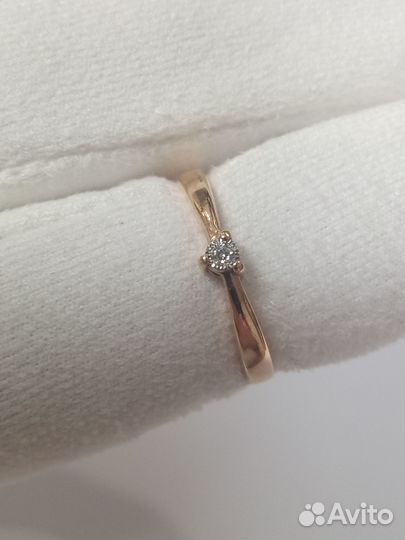 Золотое кольцо с камнем 15р