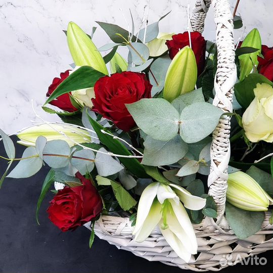Корзина с цветами 076