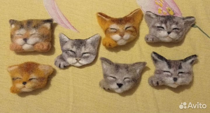 Брошь ручной работы, спящий котенок