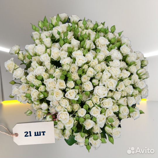 Букет белых кустовых роз 40 см 21 шт