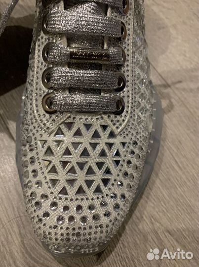 Кроссовки в стиле известного бренда