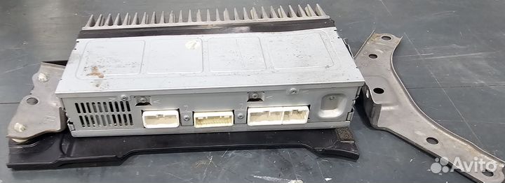 Штатный усилитeль Lаnd Cruisеr 200