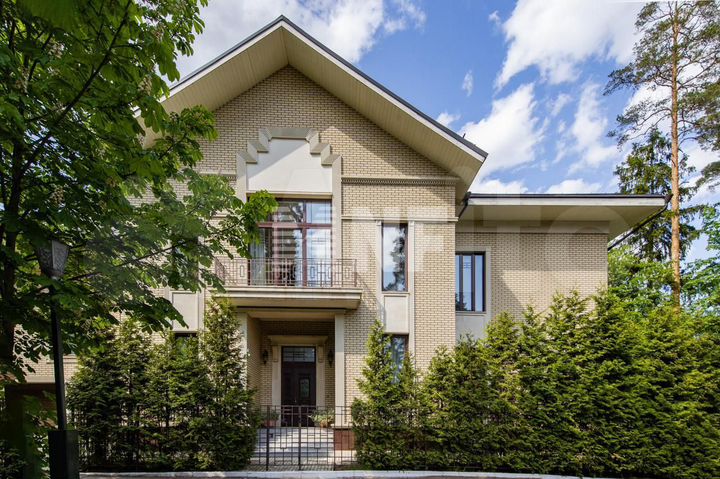Дом 894,6 м² на участке 22,9 сот.