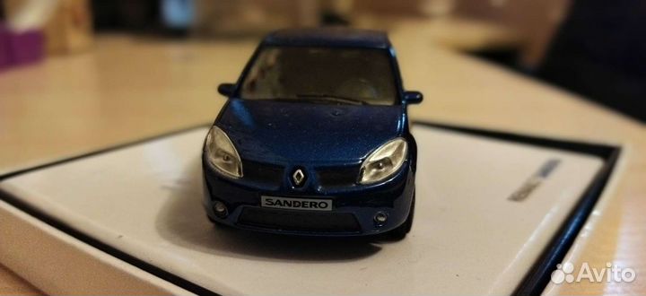 Модель 1/43 Renault Sandero 2008 синий мет