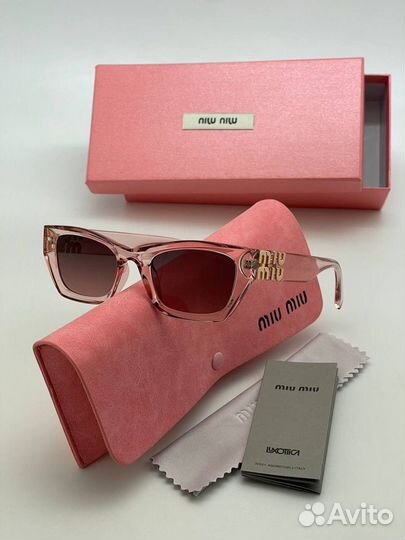 Солнцезащитные очки Miu Miu