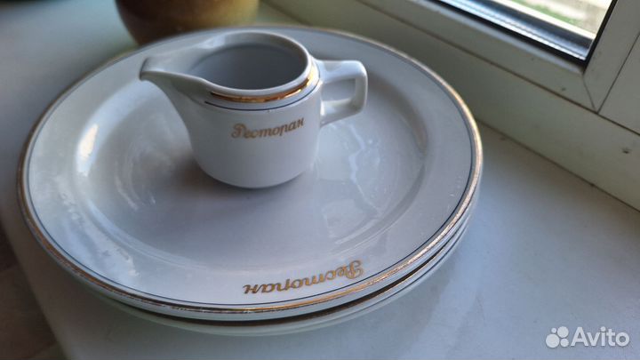 Тарелки и соусник Ресторан