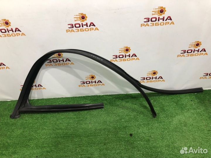 Направляющая стекла двери передняя правая Audi A4