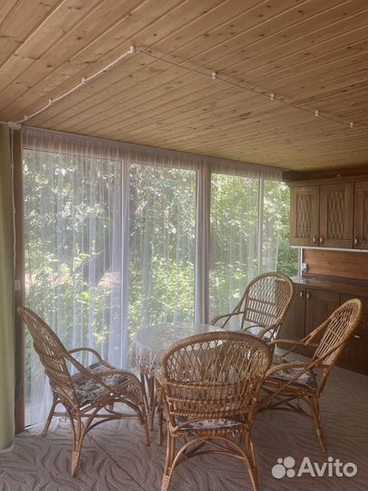 Стол с креслами