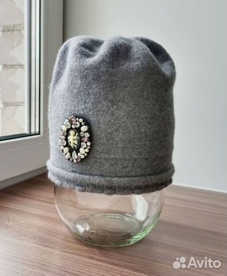 Шапка бини женская шерстяная с брошью