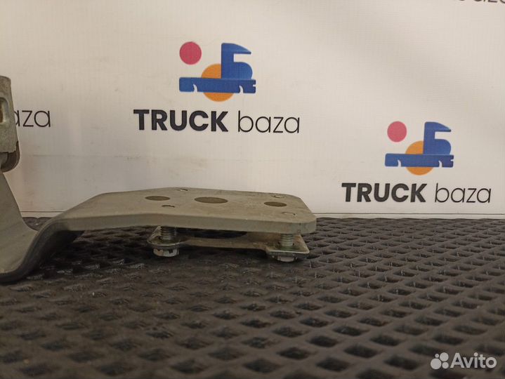 85626906018 Петля двери правой нижняя Man L2000