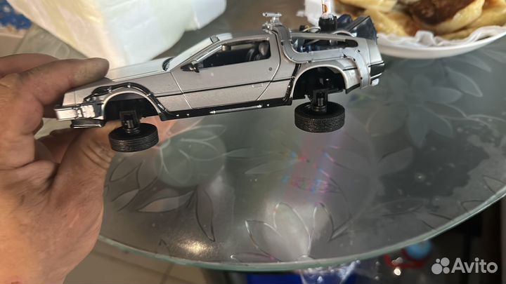 DeLorean левитирующий