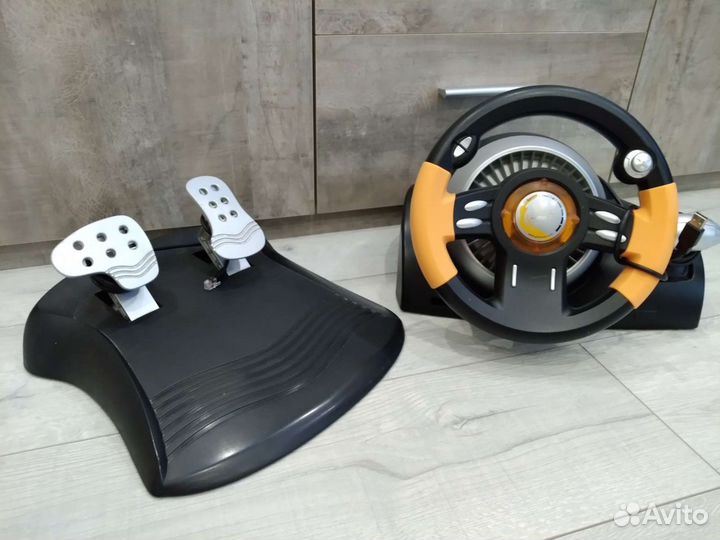 Игровой руль с педалями