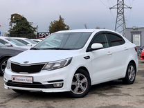 автокредит. авто с пробегом для юридических. рукопожатие у машины. люди в автосалоне. авто с пробегом для юридических.