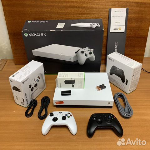 Xbox One X 2TB White +2 геймпада +аккум
