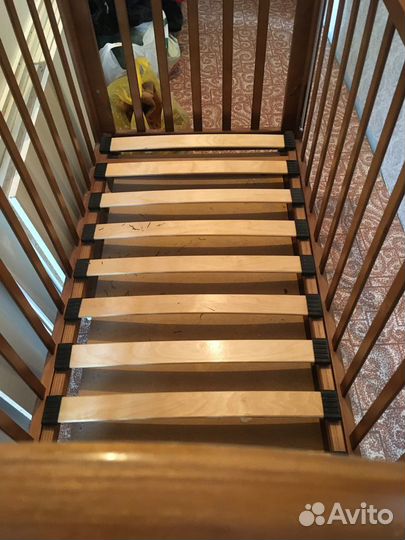 Детская кроватка с маятником и ящиком