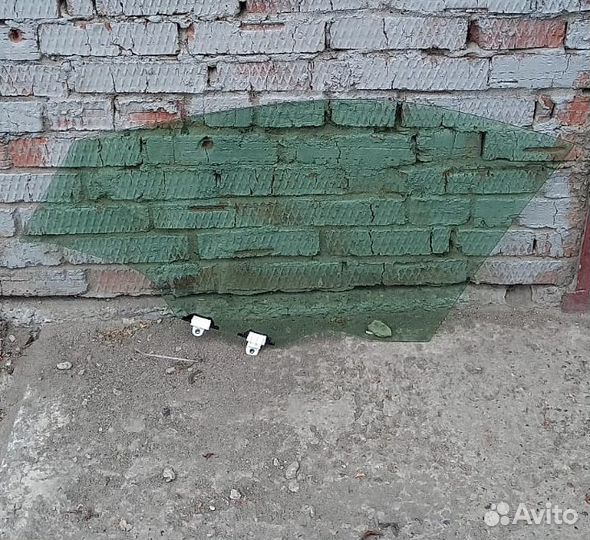Стекло передней правой двери
