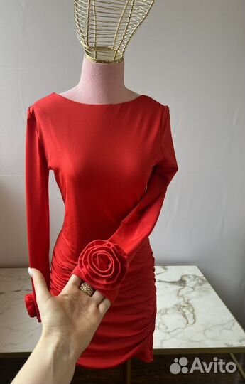 Платье с розами и открытой спиной