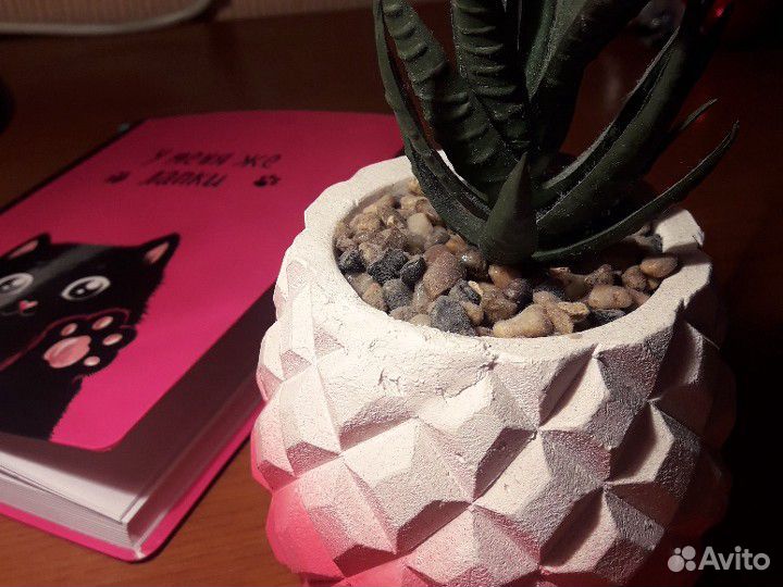 Искусственное растение в розовом горшочке