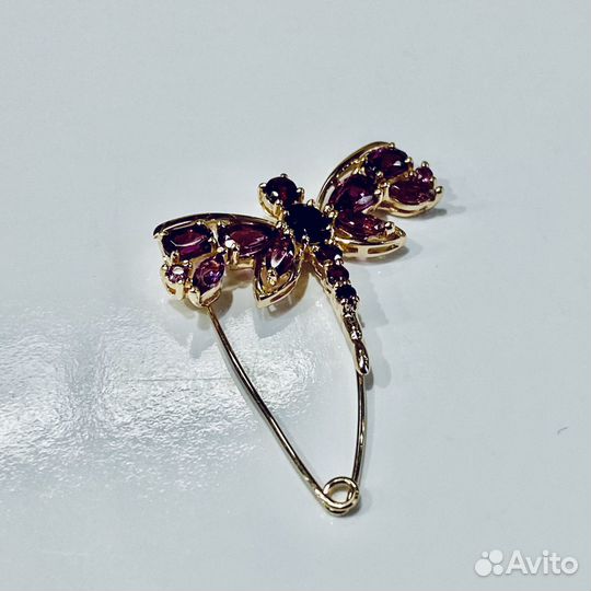 Золотая брошь с камнем