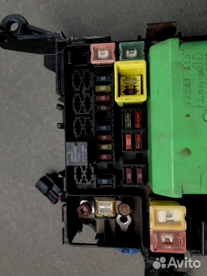 Блок предохранителей под капот Mitsubishi Lancer