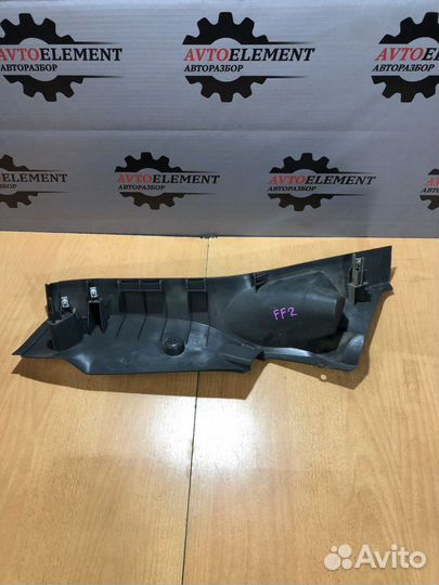 Обшивка стойки правая Ford Focus