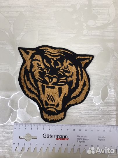 Вышивка, нашивка