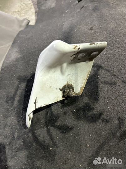 Кронштейн крепления крыла Skoda Rapid