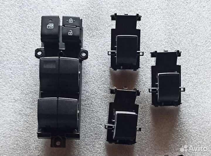 Кнопки управления стеклоподъемниками Toyota Rav4
