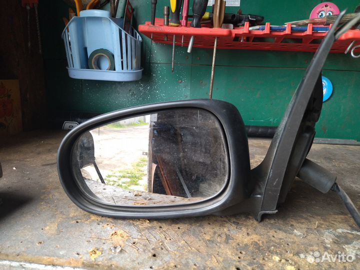 Боковое зеркало