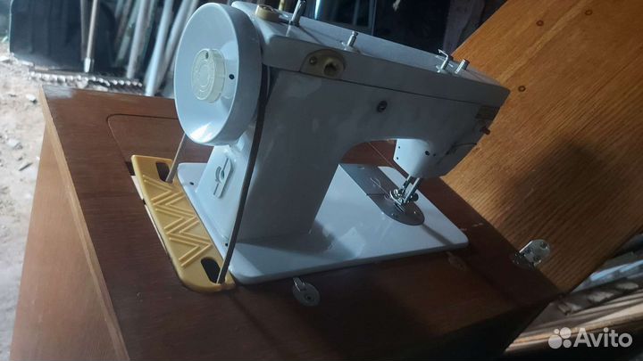 Швейная машина Чайка 142м