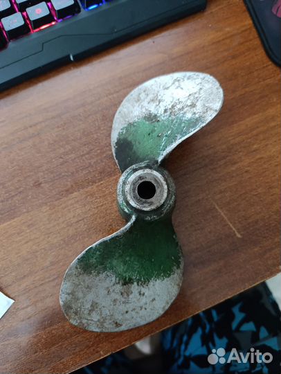 Винт лодочного мотора стрела