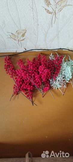 Декоративная ветка шиповника