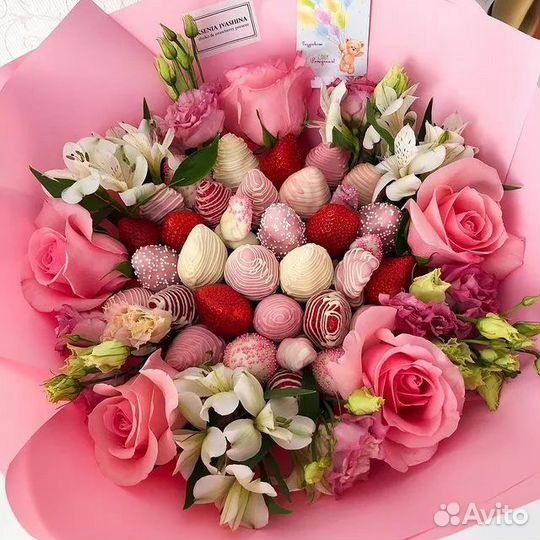 Вкусные букеты из клубники в шоколаде и цветов