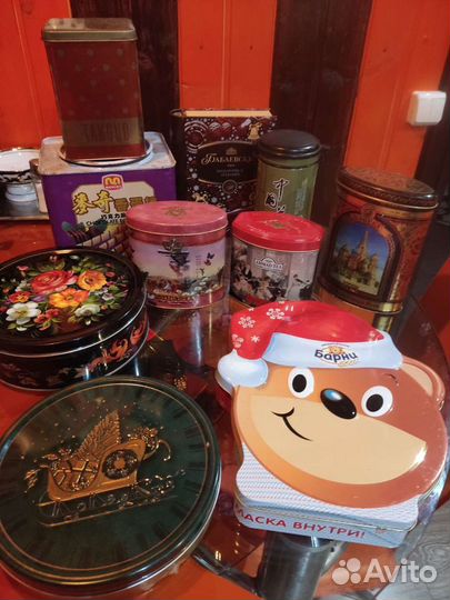 Жестяные банки, бутылки, подставки под бутылки