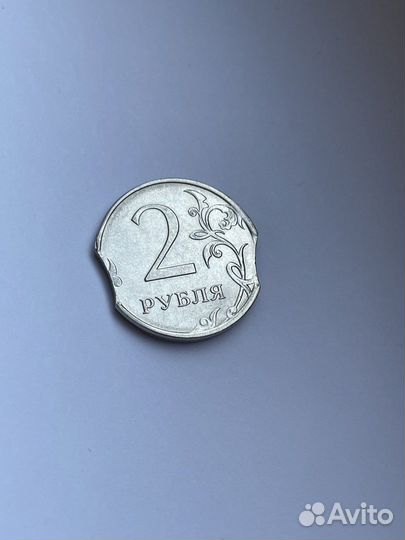 Монета редкая с браком 2 рубля с 2 выкусами (луна)