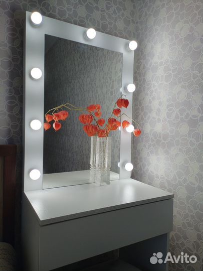 Стол гримёрный