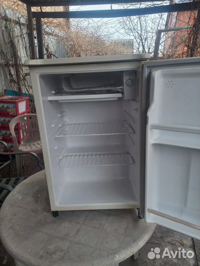 Холодильник маленький с морозилкой б/у Toshiba