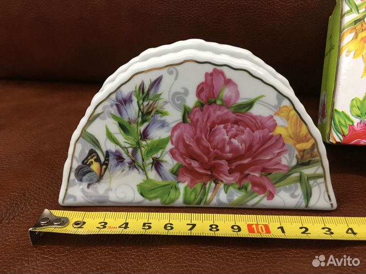 Фарфоровая салфетница