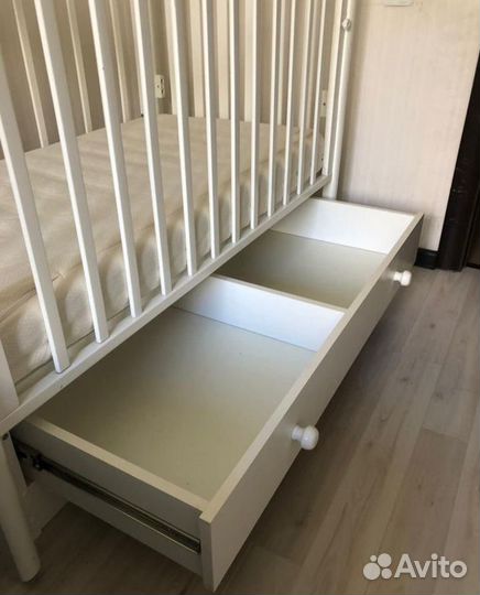 Детская кроватка с маятником и ящиком