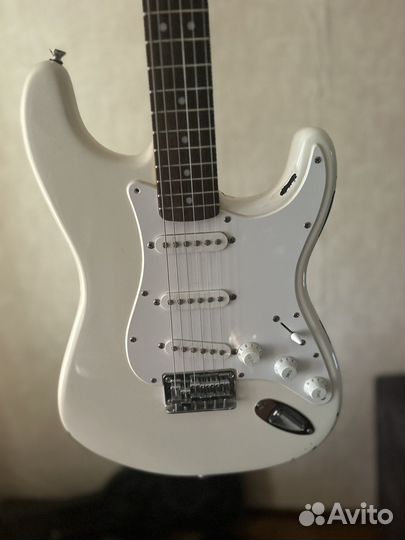 Fender squier stratocaster bullet white (гитара)