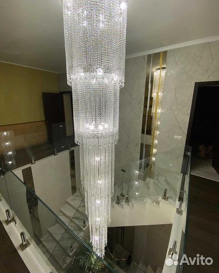 Каскадная люстра в лестничный проем