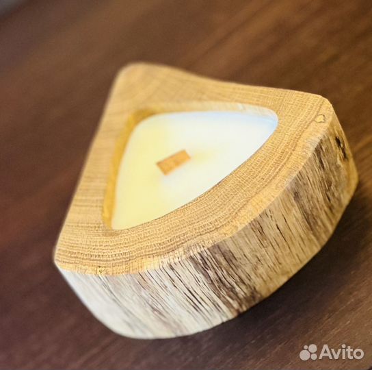 Крафтовая свеча в деревянном подсвечнике