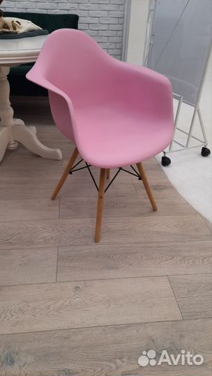 Стул розовый Eames