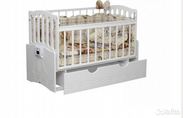 Детская кроватка с маятником и ящиком